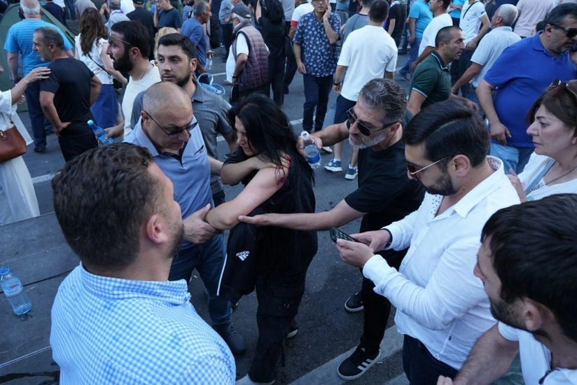 Ermənistanda polis etirazları yatırmaq üçün səs bombalarından istifadə edib