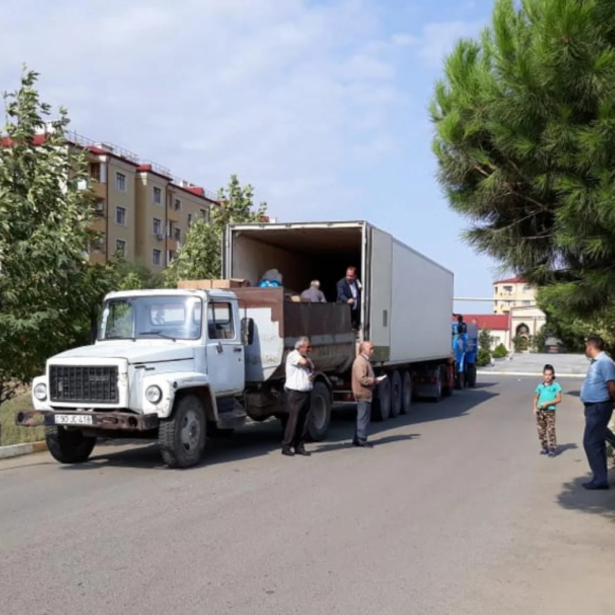 AXDG məcburi köçkün ailələrinə bayram sovqatı göndərib