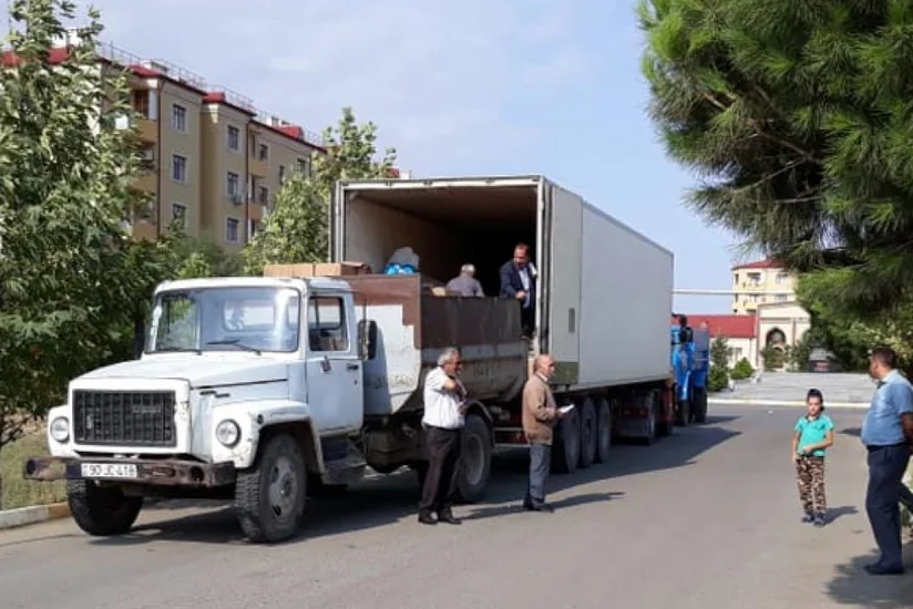 AXDG məcburi köçkün ailələrinə bayram sovqatı göndərib