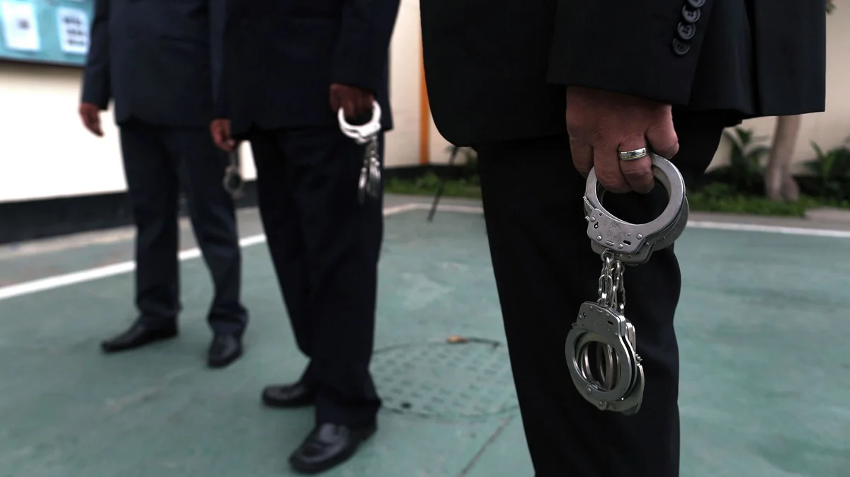 В Кыргызстане задержаны 13 сотрудников Минтранса за коррупцию