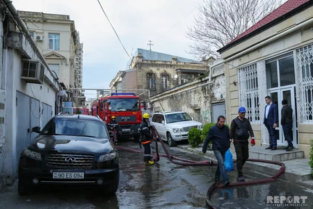 Bakının mərkəzində yaşayış binasında baş verən yanğın söndürülüb - FOTO - YENİLƏNİB