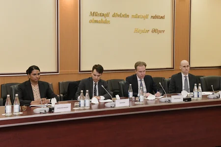 Rəqəmsal inkişaf və nəqliyyat naziri Dünya İqtisadi Forumunun prezidenti ilə görüşüb