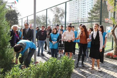 Bakıda Leyla Əliyevanın iştirakı ilə növbəti abadlaşdırılmış həyətin açılışı olub