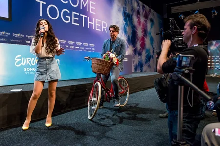 Самра Рагимли исполнила азербайджанскую песню Sarı gəlin на пресс-конференции в рамках Евровидения - ВИДЕО