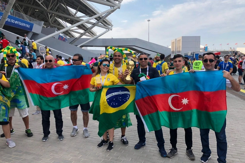 Болельщики развернули национальные флаги Азербайджана и Турции на матче Бразилия-Мексика