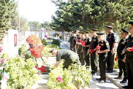 Müdafiə Nazirliyinin nümayəndələri Mübariz İbrahimovun məzarını ziyarət edib