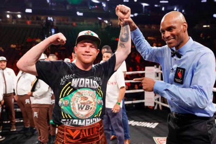 Альварес защитил три титула чемпиона мира по боксу