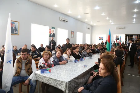 ​Deputatlığa namizəd Rövnəq Abdullayev Bakının Keşlə qəsəbəsində seçicilərlə görüşüb