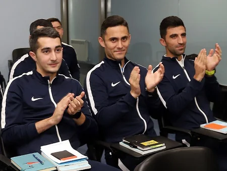 Azərbaycanın FIFA referilərinə emblemlər təqdim olunub