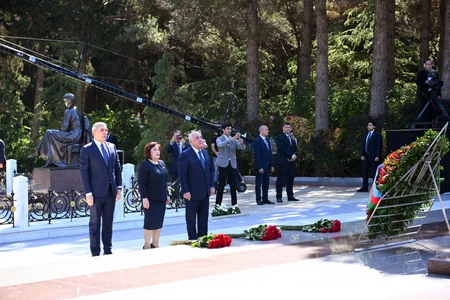Dövlət və hökumət rəsmiləri Fəxri xiyabanı ziyarət ediblər