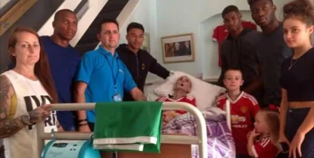 Mançester Yunayted klubu ölüm ayağında olan azarkeşi ziyarət edib - FOTO