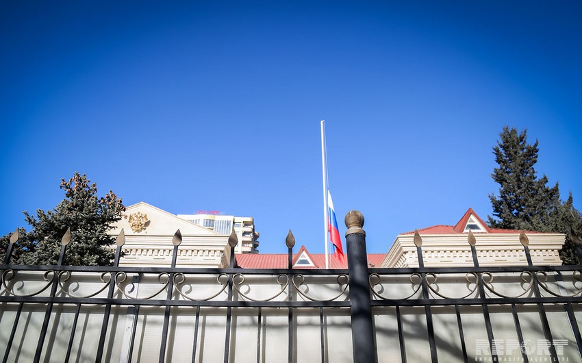 Rusiyanın Azərbaycandakı səfirliyində Tu-154 təyyarəsinin qəzaya uğraması səbəbilə dövlət bayrağı endirilib