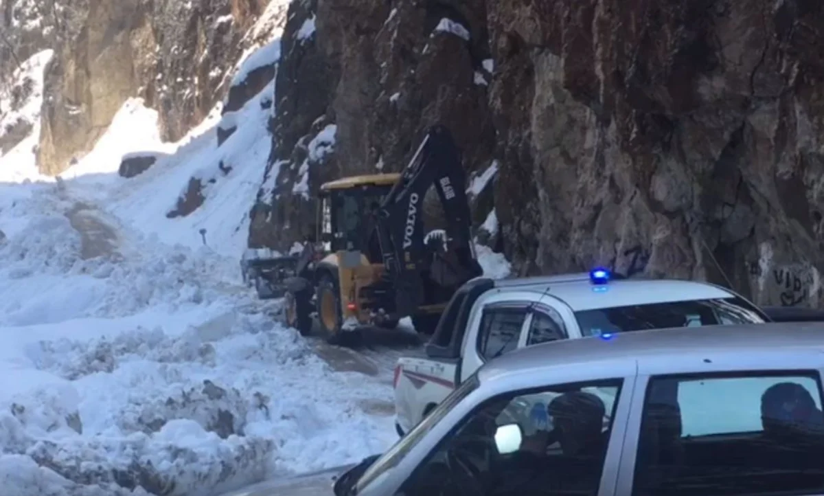 Qar uçqunu səbəbindən tutulmuş Quba-Xınalıq yolu təmizlənir - VİDEO - ƏLAVƏ OLUNUB