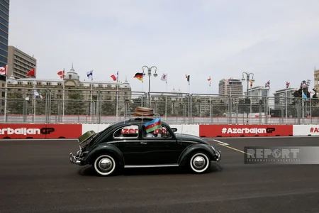“Formula 1”: Azərbaycan Qran-prisi ərəfəsində klassik avtomobillərin paradı olub - FOTOREPORTAJ