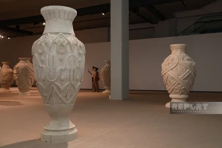 YARAT rəssam Aydan Salahovanın “Sükutun səsləri” adlı fərdi sərgisini təqdim edir