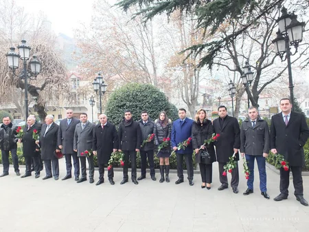 Azərbaycan səfirliyinin əməkdaşları Tbilisidə Heydər Əliyevin abidəsini ziyarət ediblər