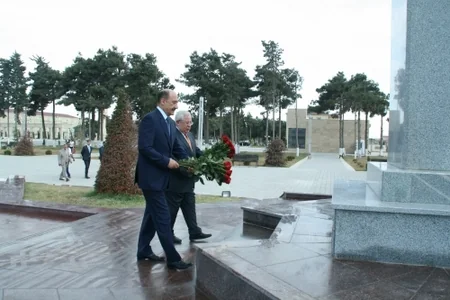 Əbülfəs Qarayev vətəndaşlara kömək edəcəyinə söz verib
