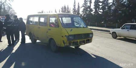 В Кюрдамире столкнулись автомобиль и микроавтобус - ВИДЕО