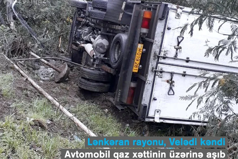 Lənkəranda avtomobil qaz xəttinin üzərinə aşdı