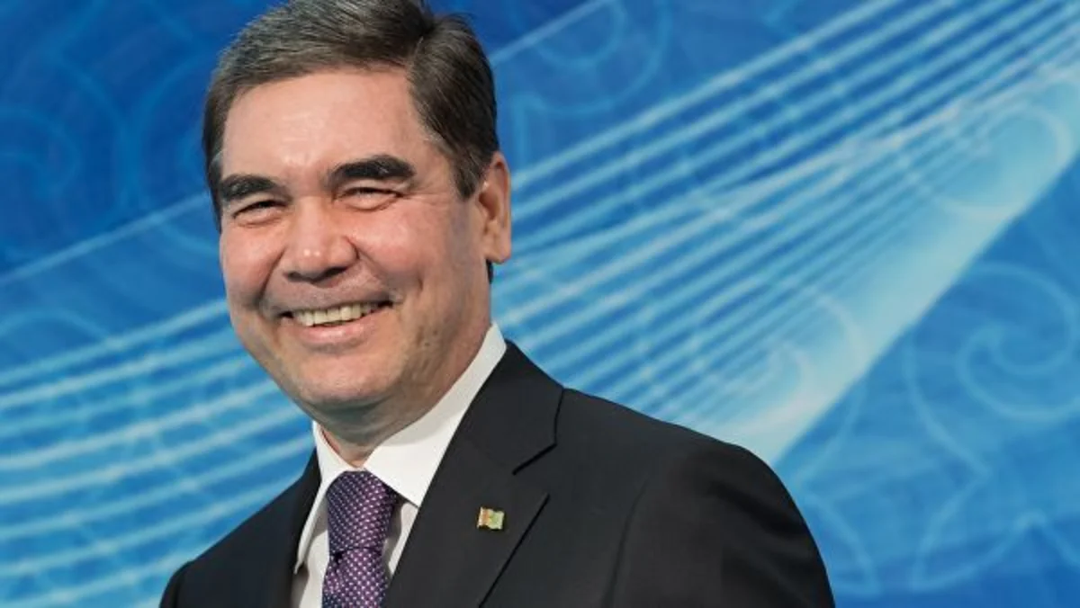 Президент Туркменистана поразил мишени из пистолета, проезжая на велосипеде - ВИДЕО