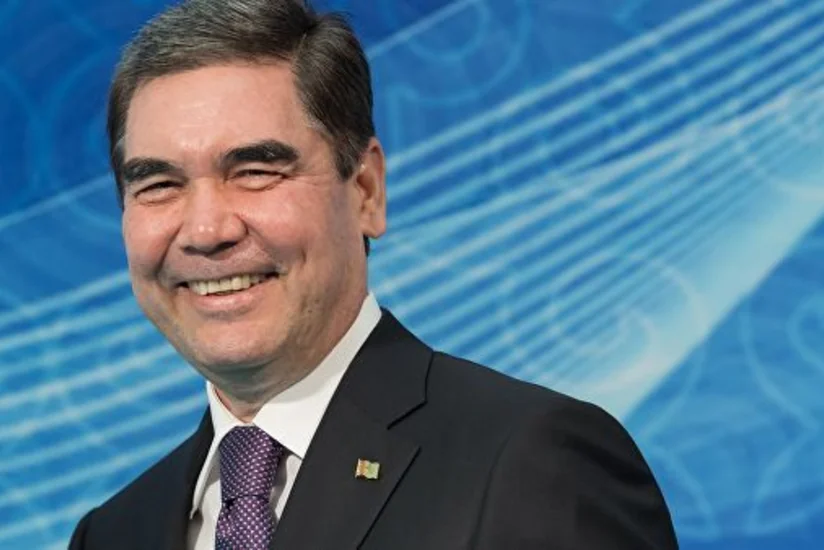 Президент Туркменистана поразил мишени из пистолета, проезжая на велосипеде - ВИДЕО