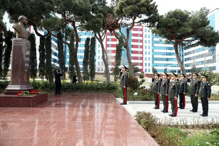 ​Müdafiə naziri Silahlı Qüvvələrin Baş Klinik Hospitalında olub