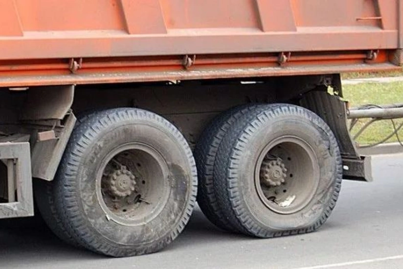 Bərdədə Kamaz təkərinin partlaması nəticəsində sürücü xəsarət alıb