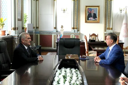 Vasif Talıbov AMEA-nın prezidentinə xatirə medalı hədiyyə edib - FOTO