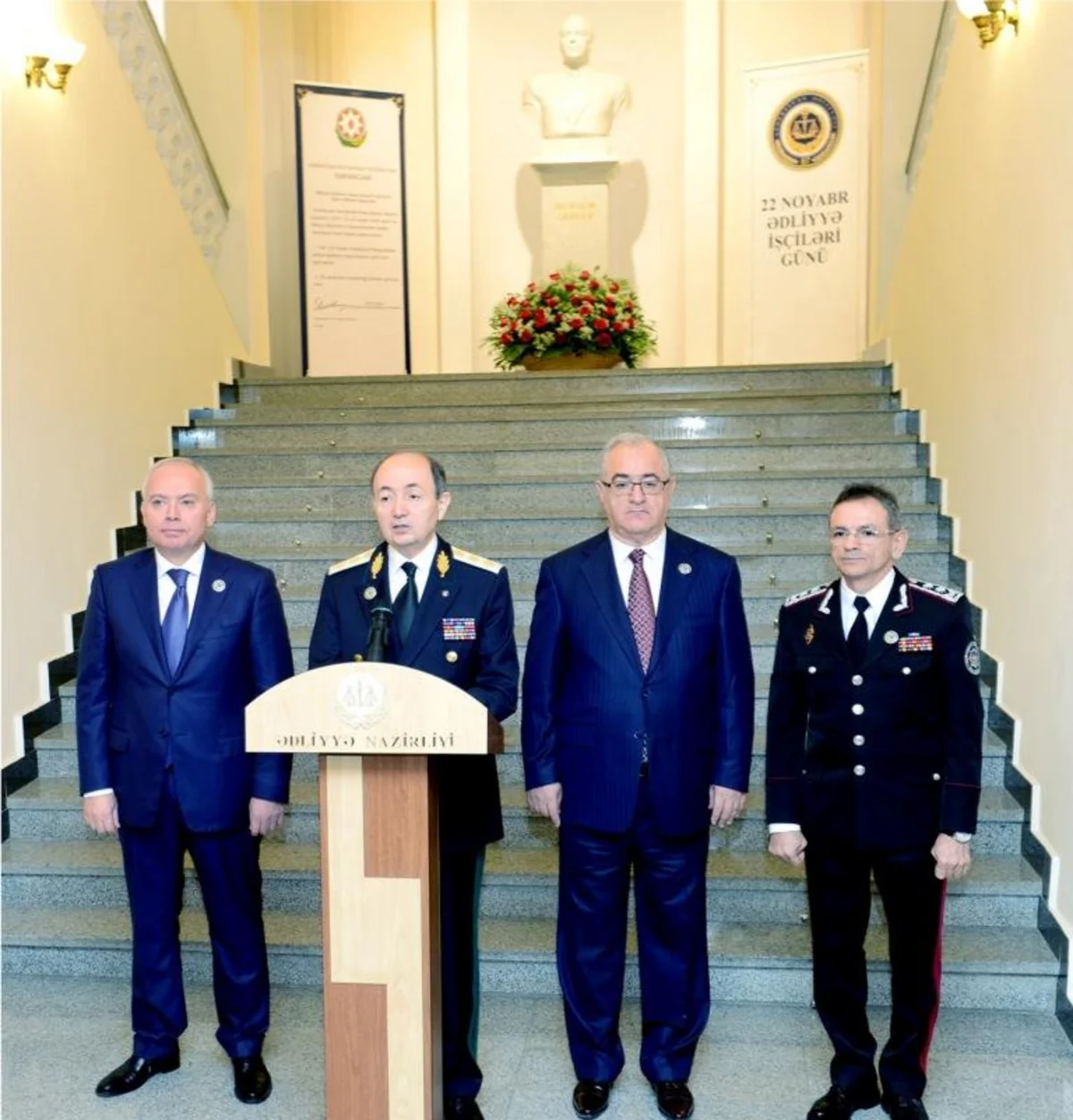 Mədət Quliyev ədliyyə işçilərini təbrik edib - FOTO