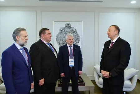 ​Президенту Ильхаму Алиеву вручен Чемпионский пояс в самбо
