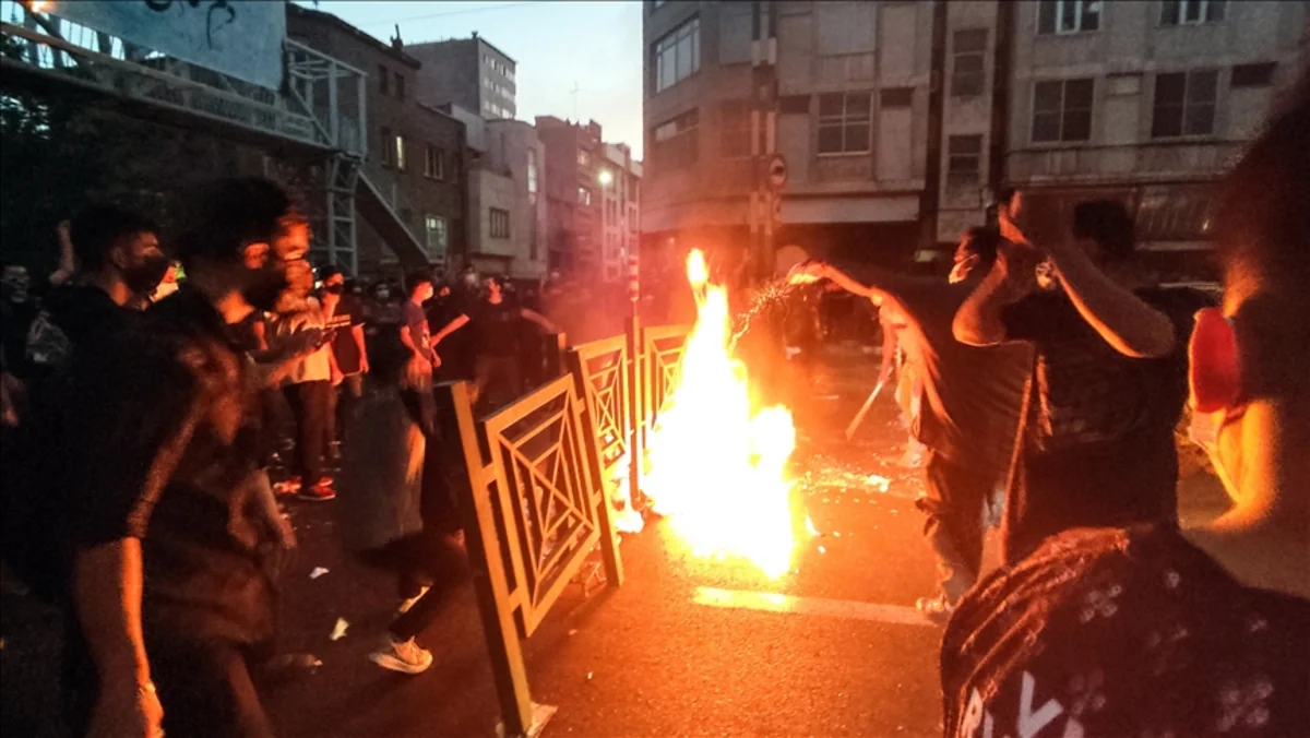İranda etiraz aksiyaları davam edir, Qasım Süleymaninin baneri yandırılıb - İCMAL