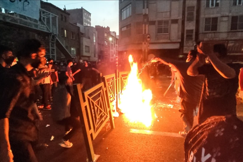 İranda etiraz aksiyaları davam edir, Qasım Süleymaninin baneri yandırılıb - İCMAL