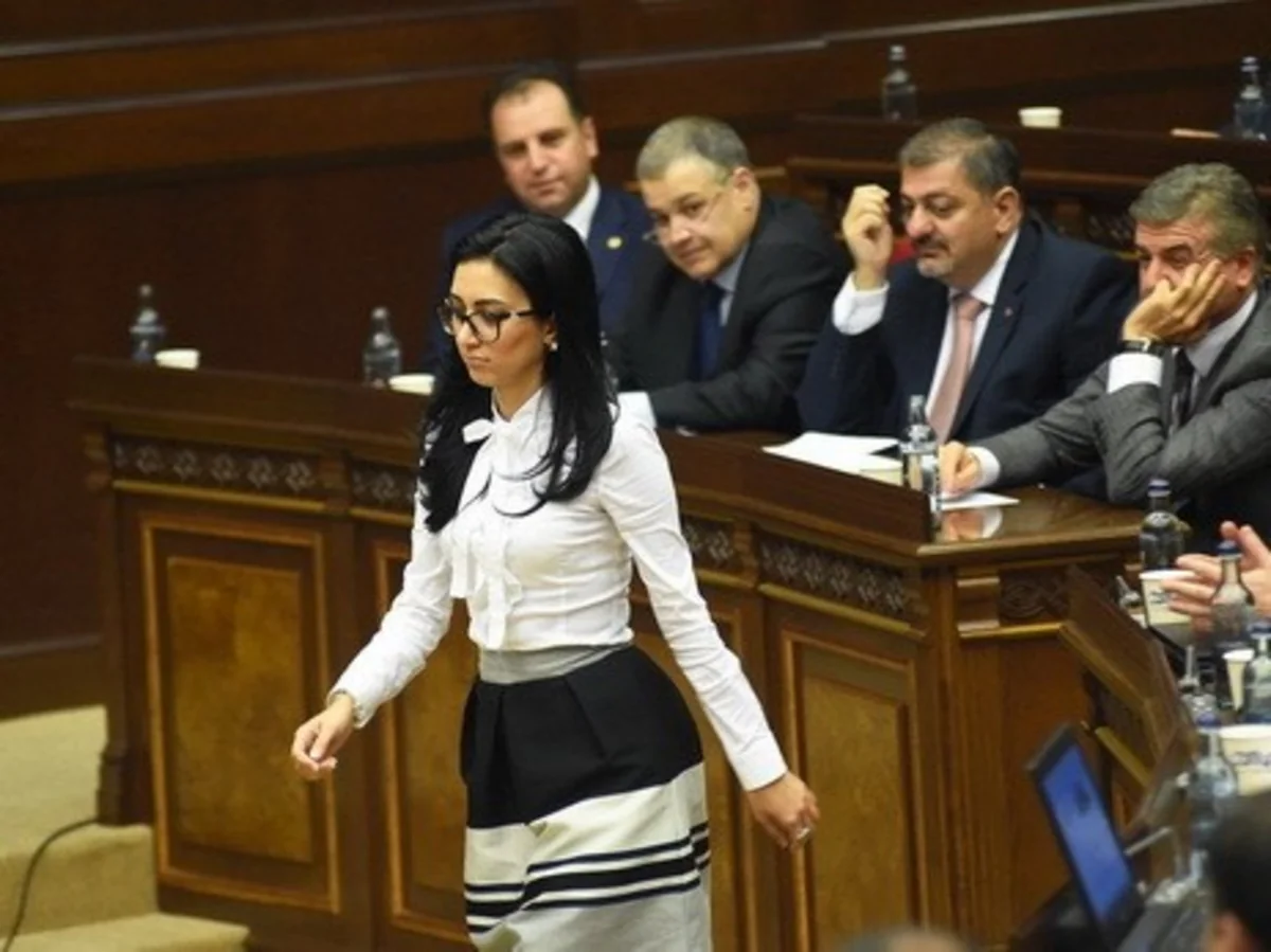 Ermənistan parlamenti sədrinin keçmiş müavini Sarqsyanın partiyasından çıxıb