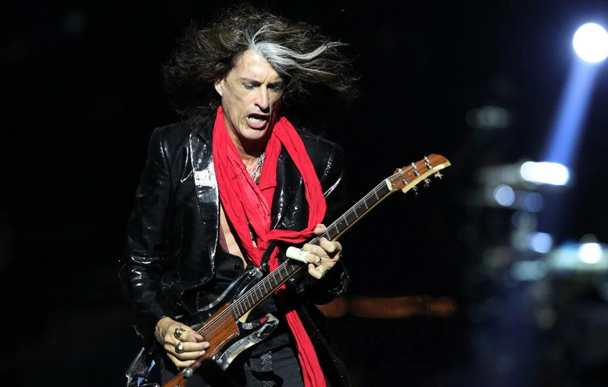 В США во время концерта госпитализировали гитариста Aerosmith