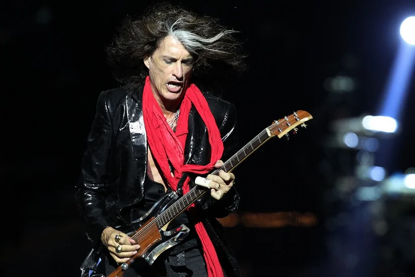 В США во время концерта госпитализировали гитариста Aerosmith