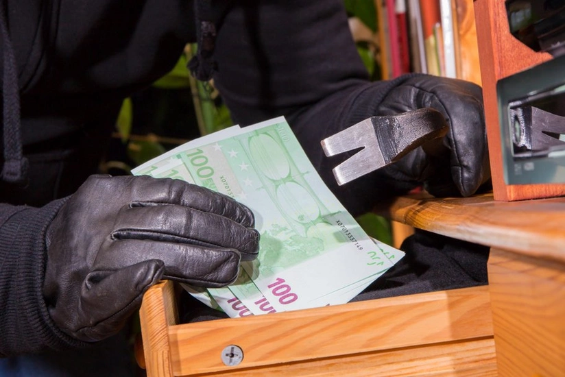 Bakıda evdən 10 300 manat pul və sənədlər oğurlayıb