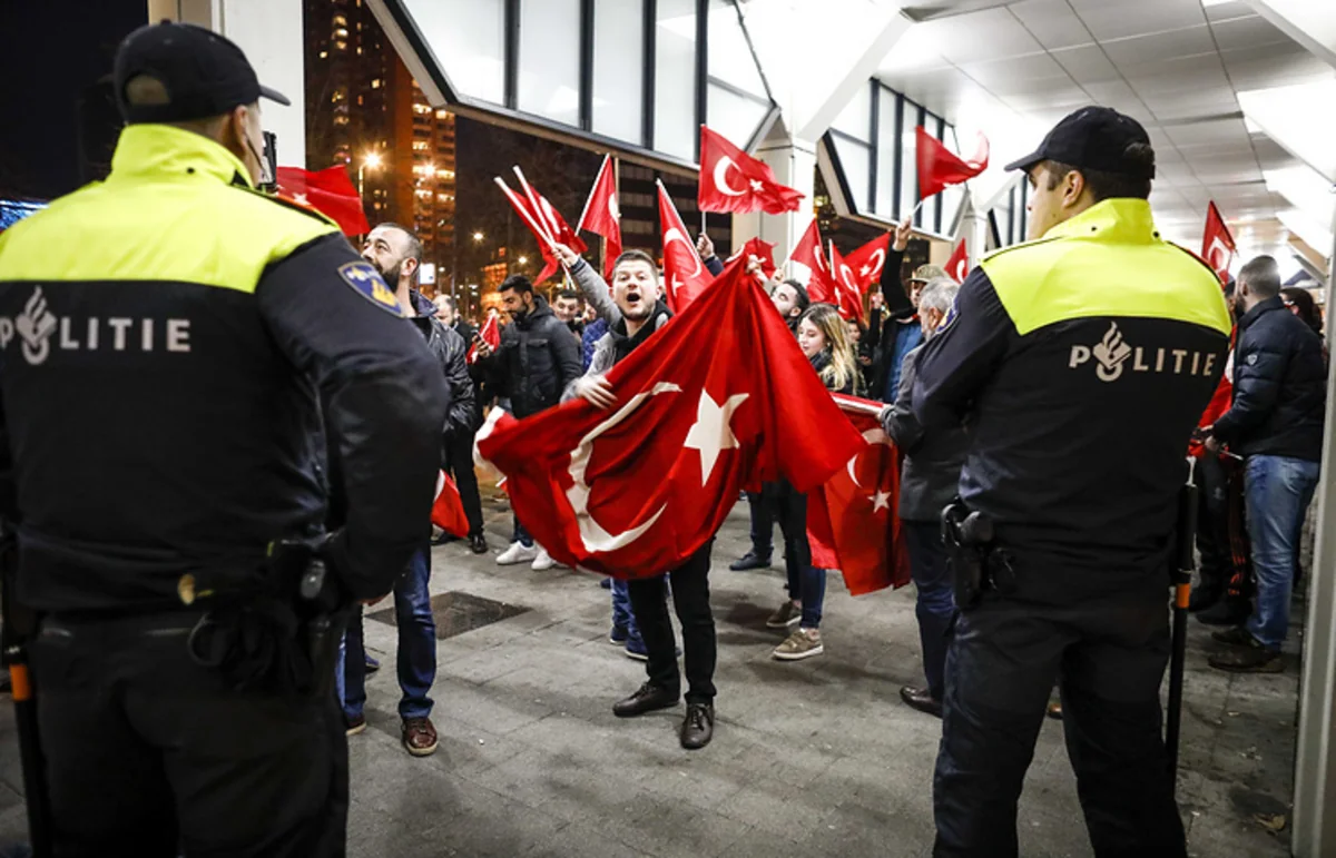 Hollandiya polisi türkiyəli nazirdən ölkəni tərk etməsini istəyib