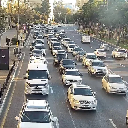 Bakının 21 yolunda tıxac yaranıb - SİYAHI