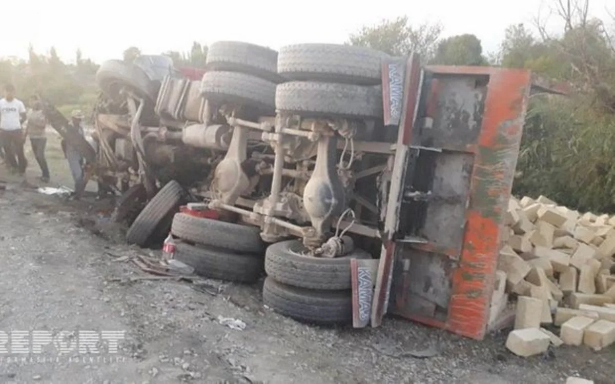 Göygöldə yük maşını aşıb, xəsarət alanlar var - YENİLƏNİB