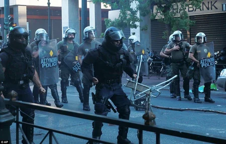 ​Polis Afinanın mərkəzində nümayişçilərə qarşı güc tətbiq edib - VİDEO