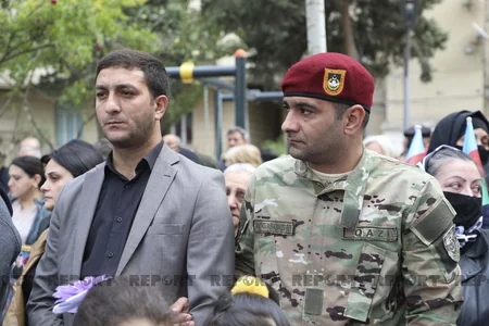 Ailəsi ilə danışdıqdan 40 dəqiqə sonra şəhid olan hərbçinin xatirə lövhəsi açılıb