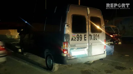Abşeronda minik avtomobili yük furqonuna çırpılıb, sürücünün iki ayağı qırılıb - FOTO