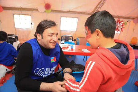 Azərbaycan könüllüləri zəlzələ bölgəsindəki zərərçəkən ailələrin və uşaqların qayğısına qalır