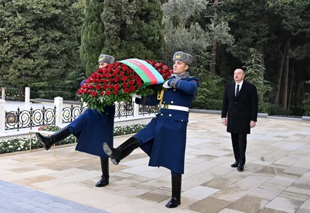 İlham Əliyev və Mehriban Əliyeva Ümummilli Lider Heydər Əliyevin məzarını ziyarət edib