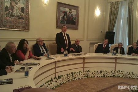 ​Yazıçı Anarın yeni kitabının imza günü keçirilib