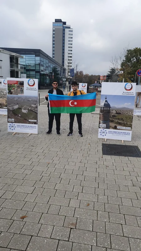 BMT-nin Bonndakı qərargahı qarşısında Zəfər Günü münasibətilə fotosərgi keçirilib
