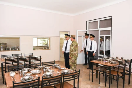 Baş Prokuror Naxçıvanda hərbi qulluqçulara hədiyyələr verib