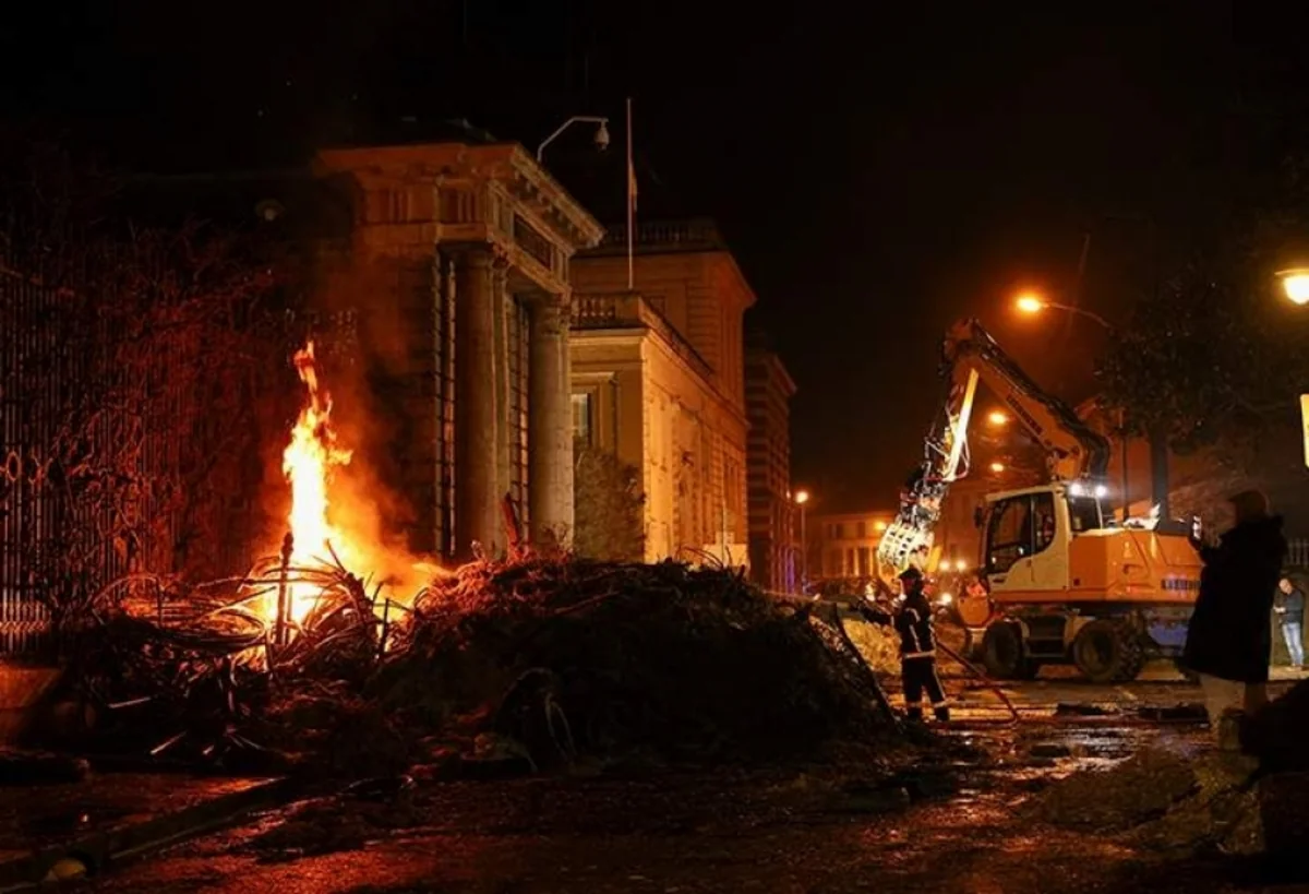 Во Франции протестующие фермеры сожгли отделение таможни