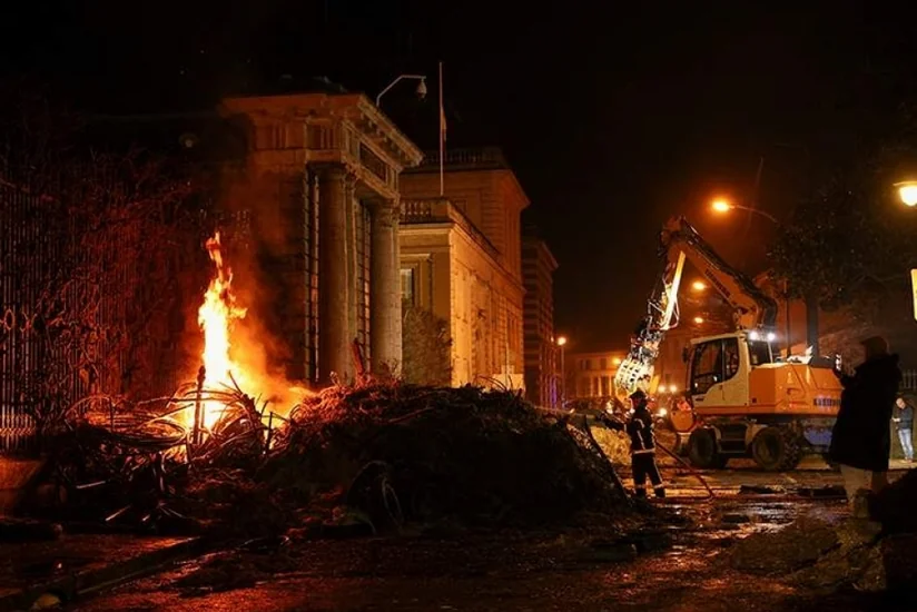 Во Франции протестующие фермеры сожгли отделение таможни