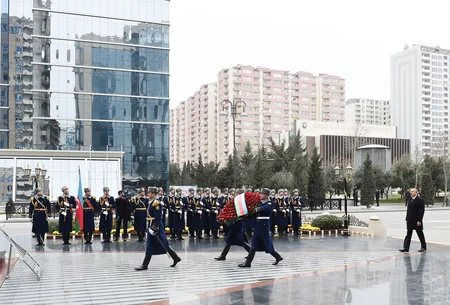 Prezident İlham Əliyev Xocalı soyqırımı qurbanlarının xatirəsinə ucaldılmış abidəni ziyarət edib